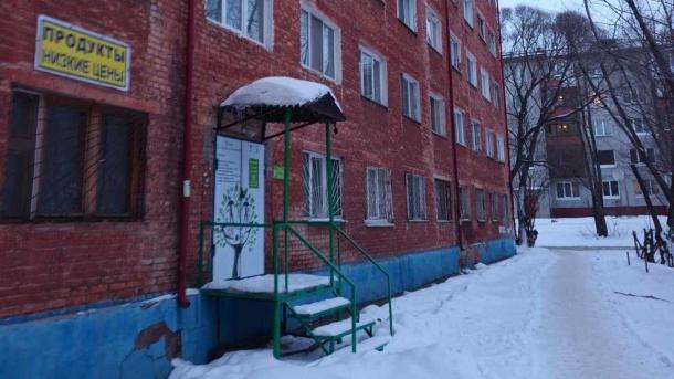 В Омске в аварийном доме на Королёва уехала стена подъезда