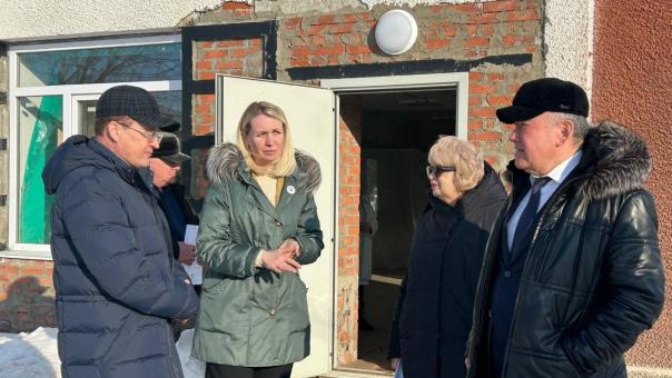 Оксана Фадина оценила ход ремонта медучреждений в Любинском районе