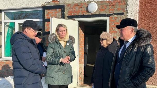 Оксана Фадина оценила ход ремонта медучреждений в Любинском районе