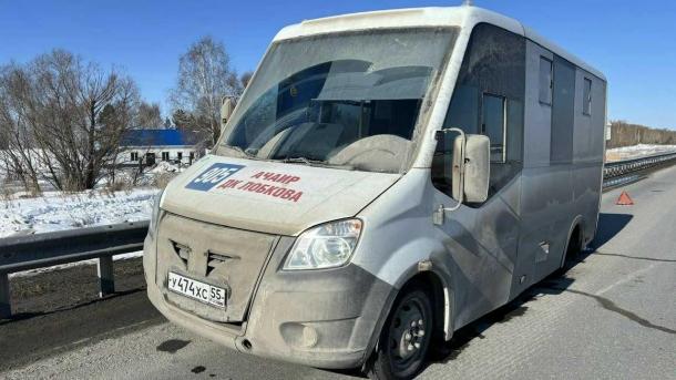 В Омской области у маршрутки отвалилось колесо и повредило встречную машину