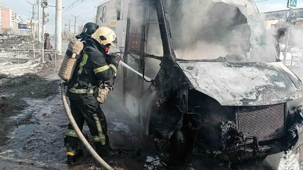 На улице 4-й Любинской в Омске загорелся микроавтобус