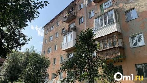 В Омске на тротуар рухнул бетонный кусок балкона