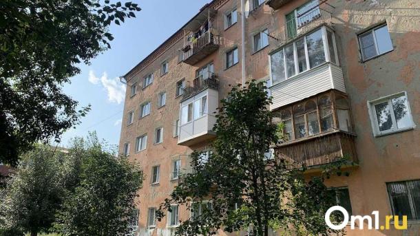 В Омске на тротуар рухнул бетонный кусок балкона