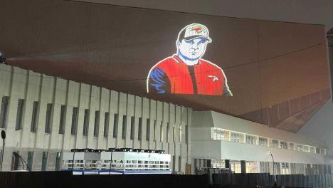 Строители СКК имени Блинова необычным образом поздравили губернатора