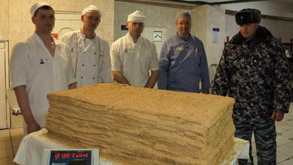 101 килограмм десерта: в новосибирской колонии приготовили самый большой торт
