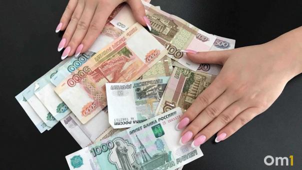 Дроппер из Кузбасса вернул омской пенсионерке 100 тысяч рублей