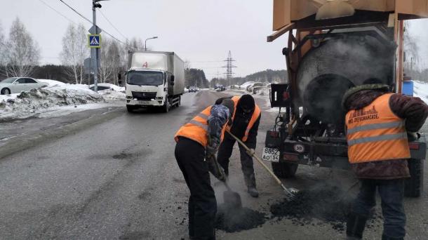 В Новосибирске дорожники перешли на весенний режим ремонта улиц