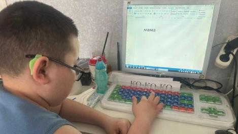 Первое слово в 11 лет. Жизнь омича с ДЦП изменила специальная клавиатура