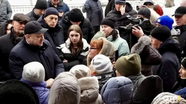 Мэр Омска встретился с жильцами аварийного дома на Королёва, 4а