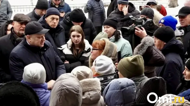 Мэр Омска встретился с жильцами аварийного дома на Королёва, 4а