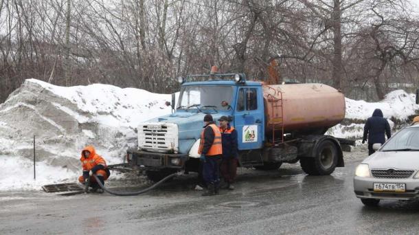 В Дзержинском районе Новосибирска готовятся к паводку: вывозят снег и промывают ливнёвки