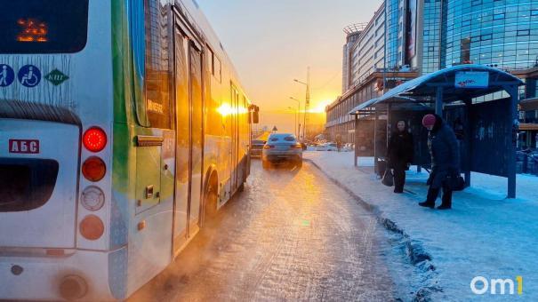На Красном проспекте в Новосибирске обрушилась крыша остановки под тяжестью снега