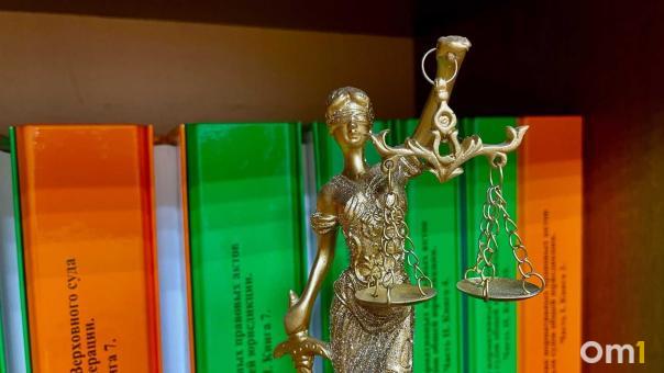 Дерево рухнуло на двух детей в Новосибирске: дело направили в суд