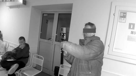 В Новосибирске гвардейцы передали полиции мужчину, спорившего с врачами о своей личности