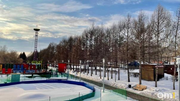 Ещё в одном парке Омска запустили часть аттракционов