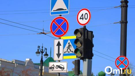 Учебный автомобиль в Омске проехал на красный, полиция негодует