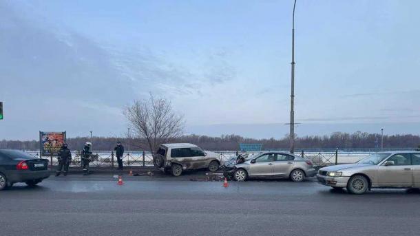 Трое пострадавших, машина в заборе: на Иртышской набережной произошла авария