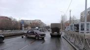 В Омске водитель ВАЗа столкнулся с маршруткой