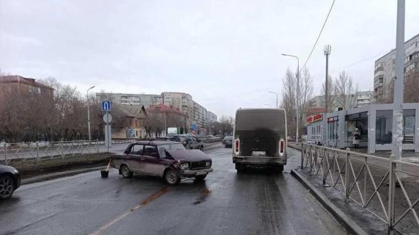 В Омске водитель ВАЗа столкнулся с маршруткой