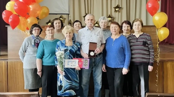 Вместе 50 лет: в Омске супругов Петлиных поздравили с золотой свадьбой