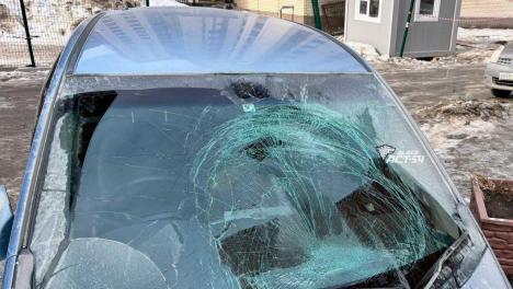 Кусок льда упал на минивэн Honda Freed на улице Большевистской в Новосибирске
