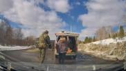 Вооружённые люди в камуфляже останавливают автомобили у села Ташара в Новосибирской области