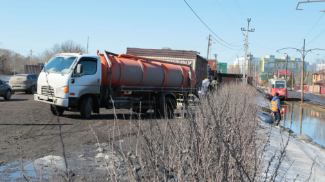 Омские улицы освобождают от талой воды. Где ведут работы?
