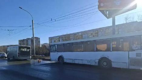 В Омске столкнулись два автобуса с 40 пассажирами: что случилось на Левом берегу?