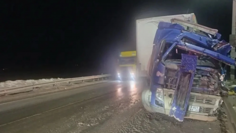 Лобовое столкновение грузовиков унесло жизнь водителя под Новосибирском