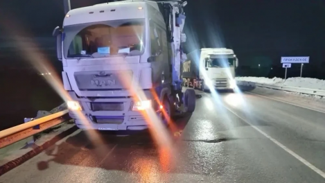 В лобовом столкновении фур под Новосибирском погиб водитель