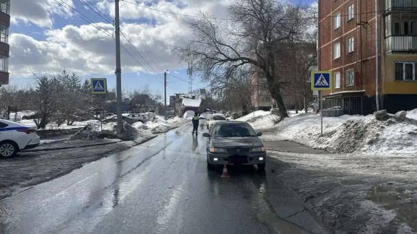В Новосибирске на пешеходном переходе Toyota сбила 8-летнюю девочку