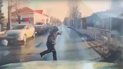 В Омске водитель сбил маленького ребёнка, перебегавшего дорогу