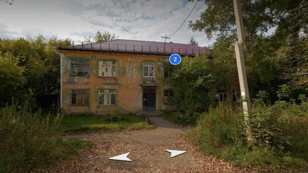 В Омске снесут необычный панельный дом