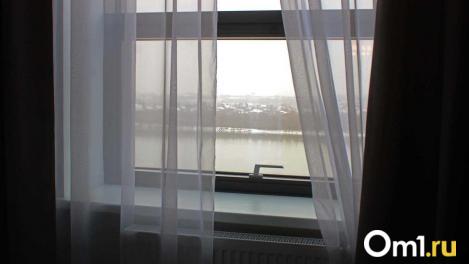 В Омской области пятилетний мальчик выпал из окна на втором этаже