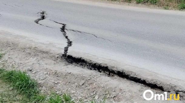 В Омске починили канализацию, которая разрушила дорогу