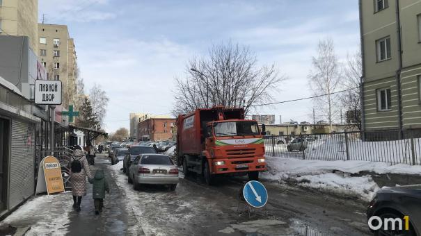 Весеннее тепло в Новосибирске остановило вывоз мусора в десятках дворов