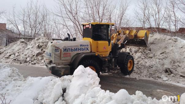 В Новосибирске продолжается уборка снега перед весенним паводком