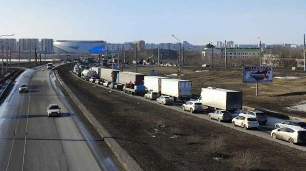 Подходы к мосту у Телецентра отремонтировали холодным асфальтом