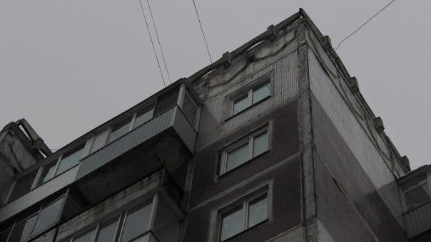 Фасад дома рухнул на тротуар в Барнауле: СК возбудил дело