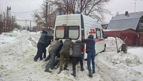 В Новосибирске второй раз за два дня скорая застряла в снегу: на этот раз на Планетной