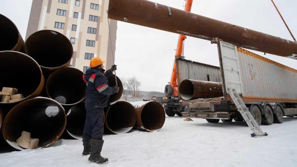 В Новосибирск завозят трубы для ремонтной кампании 2026 года