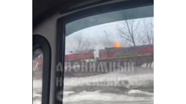 В Первомайском районе Новосибирска заметили горящий локомотив движущегося поезда