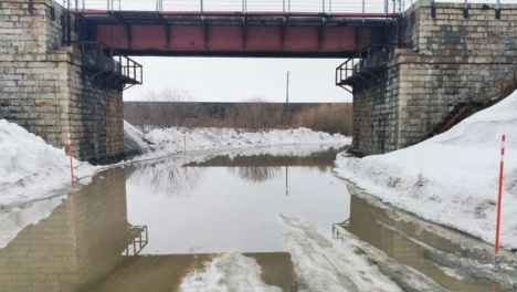 Весна пришла на трассы: под Новосибирском зафиксирован первый перелив воды через дорогу