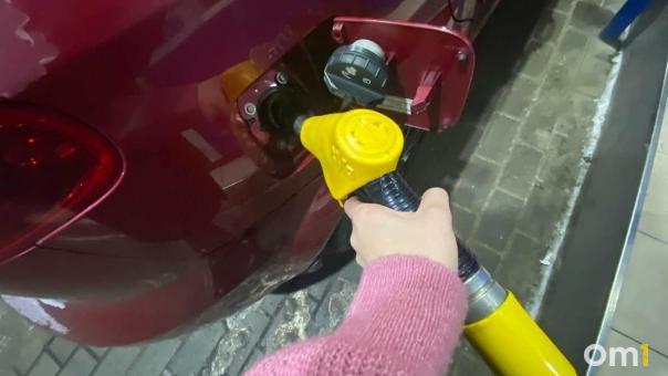 Лучше пешком? В Омске опять подорожал бензин