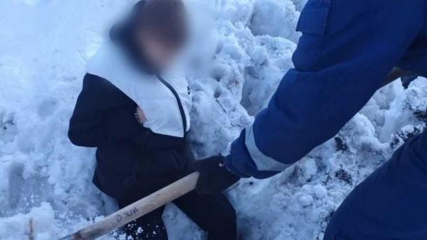 12-летний подросток застрял в сугробе, прыгнув с гаража под Новосибирском