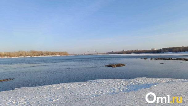 Новосибирские подростки устроили опасные игры на тонком льду Оби