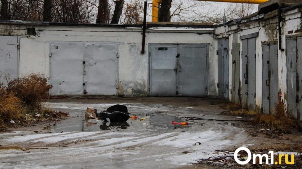 Держали до вечера и отрезали волосы: в Омске проверят сообщения об издевательствах над подростком