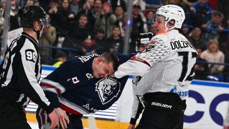 Словом и кулаком: игроки «Нефтехимика» провоцируют «Авангард». Их тренер утверждает, что он ни при чём