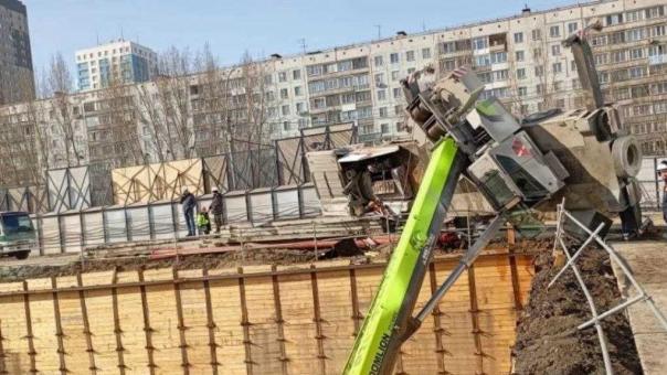 Автокран рухнул на стройплощадке на улице Фрунзе в Новосибирске