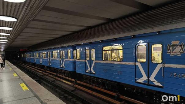 Новосибирцы всё чаще платят за проезд в метро улыбкой